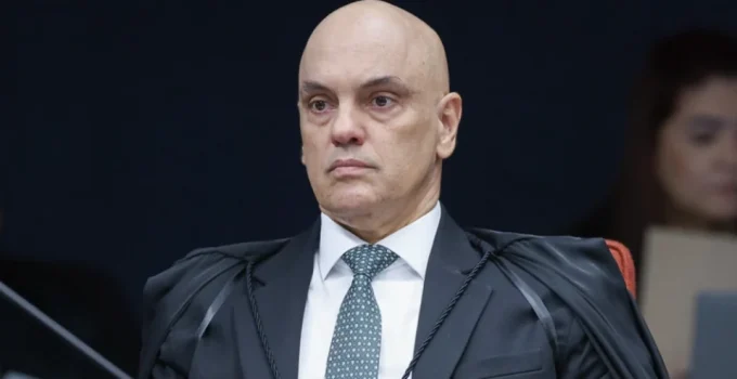 Alexandre de Moraes vota em SP em meio a crise no STF por supostos diálogos com ex-banqueiro