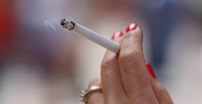 Parar de fumar pode reduzir em 16% o risco de demência, aponta estudo