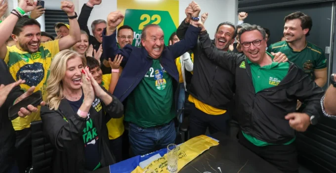 Jorginho Mello lidera reeleições com a maior margem em Santa Catarina Jorginho Mello lidera reeleições com a maior margem em Santa Catarina