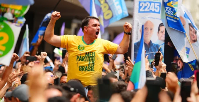 Flávio Bolsonaro impõe revanche a Lula e chega como favorito ao 2º turno