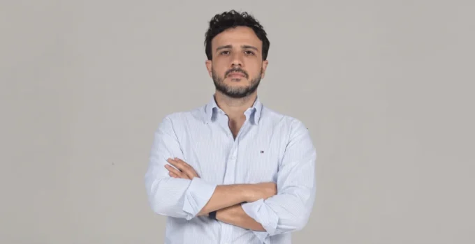 Renan Santos prevê vitória de Flávio Bolsonaro e anuncia neutralidade no 2º turno