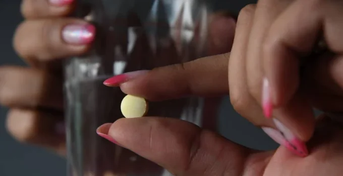 A pílula perde o posto: mulheres buscam alternativas e desconfiam da contracepção hormonal