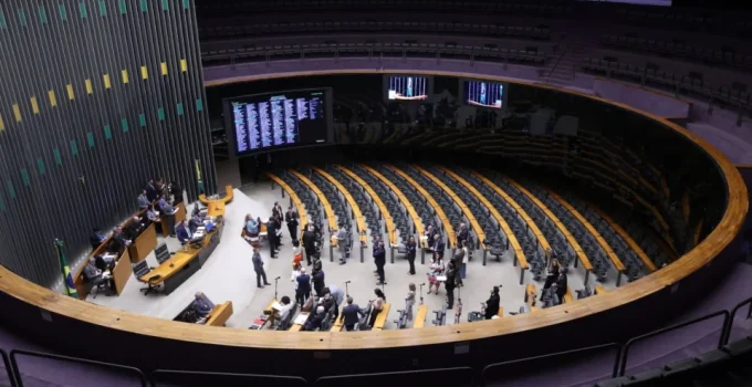 PL amplia bancada e mira poder, mas Centrão mantém força decisiva na Câmara