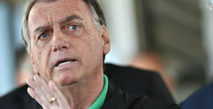 Defesa de Bolsonaro pede a Moraes liberação de visitas familiares, incluindo de Flávio