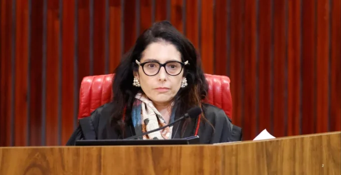 Decisão sobre púlpito de Lula no debate da Globo beneficiou Flávio Bolsonaro, avalia marqueteiro
