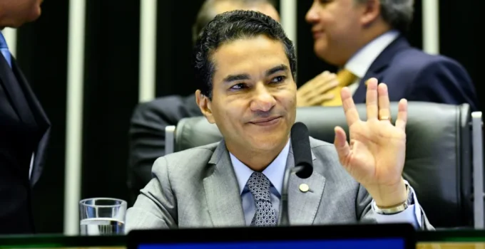 Republicanos oficializa apoio a Flávio Bolsonaro no segundo turno