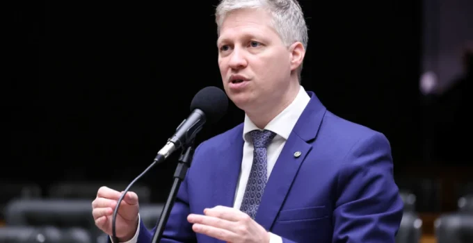 Deputado Marcel van Hattem anuncia que pedirá impeachment de Gilmar Mendes no Senado em 2027