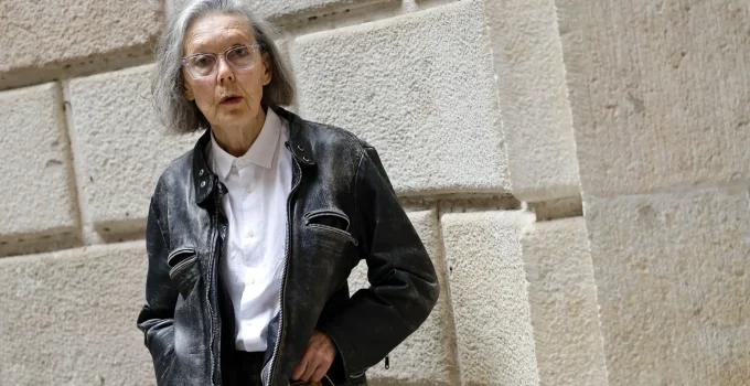 Anne Carson, a poeta que dialoga com clássicos, é laureada com o Nobel de Literatura