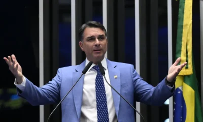 Flávio Bolsonaro pede renúncia de Alexandre de Moraes e critica decisão sobre Eduardo