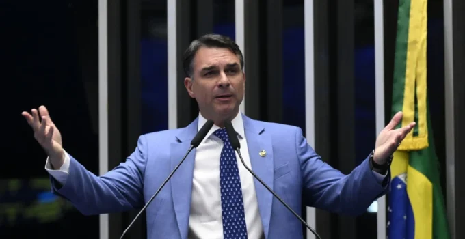 Flávio Bolsonaro pede renúncia de Alexandre de Moraes e critica decisão sobre Eduardo