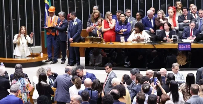 Cláusula de barreira ameaça futuro do PSOL e Rede após eleição de 2026