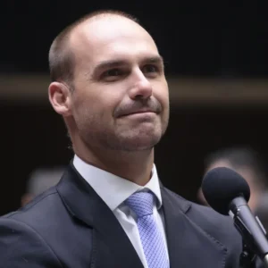 Moraes determina início de pena para Eduardo Bolsonaro; ex-deputado diz que decisão é 'arbitrária'