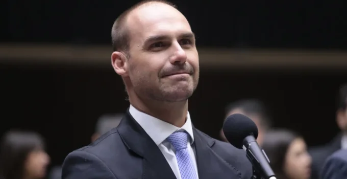 Moraes determina início de pena para Eduardo Bolsonaro; ex-deputado diz que decisão é 'arbitrária'