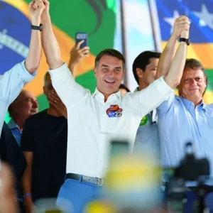 Flávio Bolsonaro amplia alianças e lidera pesquisas no 2º turno