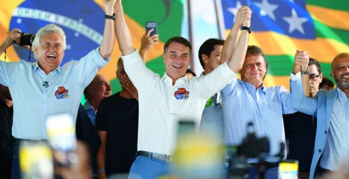 Flávio Bolsonaro amplia alianças e lidera pesquisas no 2º turno