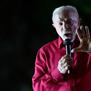 AGU pede direito de resposta à Veja após reportagem sobre financiamento de filme de Lula