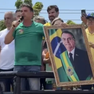 Flávio Bolsonaro reitera promessa de receber faixa de Jair Bolsonaro na posse