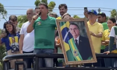 Flávio Bolsonaro reitera promessa de receber faixa de Jair Bolsonaro na posse