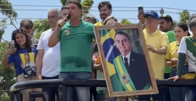 Flávio Bolsonaro reitera promessa de receber faixa de Jair Bolsonaro na posse
