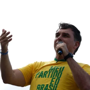 Flávio Bolsonaro declara "guerra espiritual" em evento evangélico