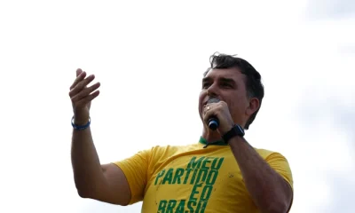 Flávio Bolsonaro declara "guerra espiritual" em evento evangélico