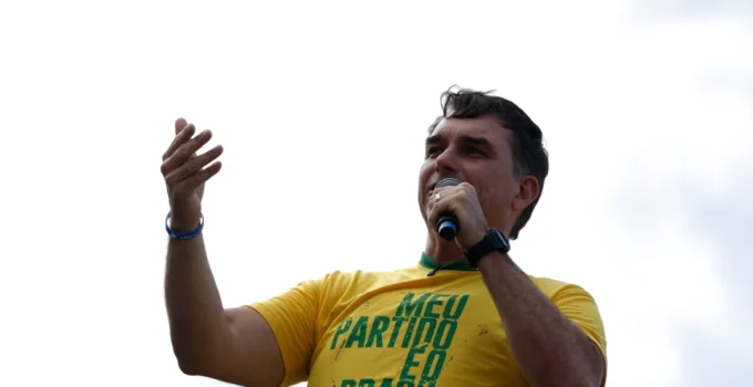 Flávio Bolsonaro declara "guerra espiritual" em evento evangélico