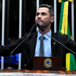 Cleitinho Azevedo se defende após críticas por vídeo com Alcolumbre
