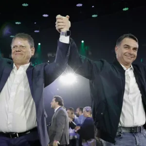 Flávio Bolsonaro reitera promessa de fim da reeleição para fortalecer base aliada