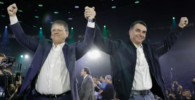 Flávio Bolsonaro reitera promessa de fim da reeleição para fortalecer base aliada