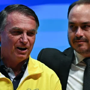 Carlos Bolsonaro visita pai na prisão domiciliar e diz que ex-presidente está 'feliz com o que está acontecendo no Brasil'