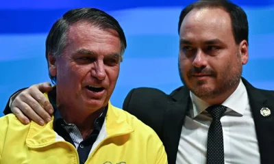 Carlos Bolsonaro visita pai na prisão domiciliar e diz que ex-presidente está 'feliz com o que está acontecendo no Brasil'