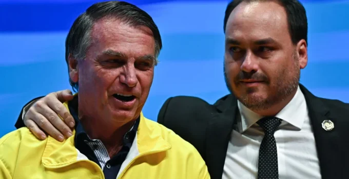 Carlos Bolsonaro visita pai na prisão domiciliar e diz que ex-presidente está 'feliz com o que está acontecendo no Brasil'