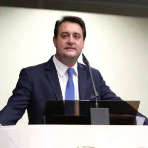 Ratinho Junior declara apoio a Flávio Bolsonaro no segundo turno
