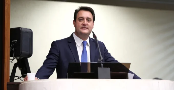 Ratinho Junior declara apoio a Flávio Bolsonaro no segundo turno