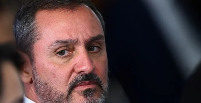 Flávio Bolsonaro pede investigação contra diretor-geral da PF por suposto uso político da corporação
