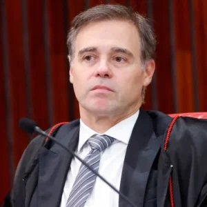 Mendonça determina retirada de anúncios do PT e posts da CUT contra Flávio Bolsonaro