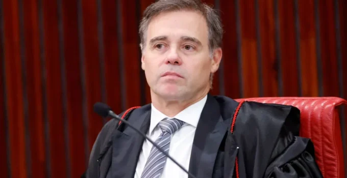 Mendonça determina retirada de anúncios do PT e posts da CUT contra Flávio Bolsonaro