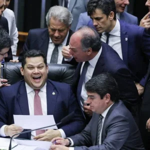 Davi Alcolumbre aposta em PEC 6x1 para viabilizar permanência no Senado