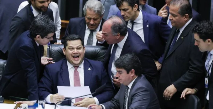 Davi Alcolumbre aposta em PEC 6×1 para viabilizar permanência no Senado Davi Alcolumbre aposta em PEC 6x1 para viabilizar permanência no Senado