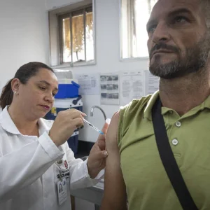 Alerta da Opas: Eventos religiosos de massa aumentam risco de sarampo na América do Sul