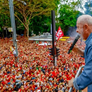 TSE ordena remoção de vídeo que associa ato pró-Lula a uso de drogas