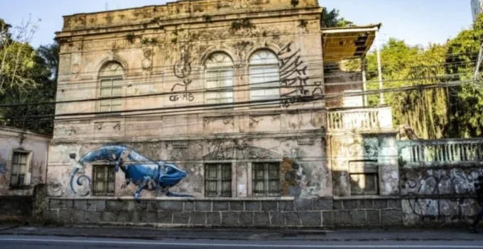 Casarão histórico de R$ 107 milhões segue em ruínas em Florianópolis