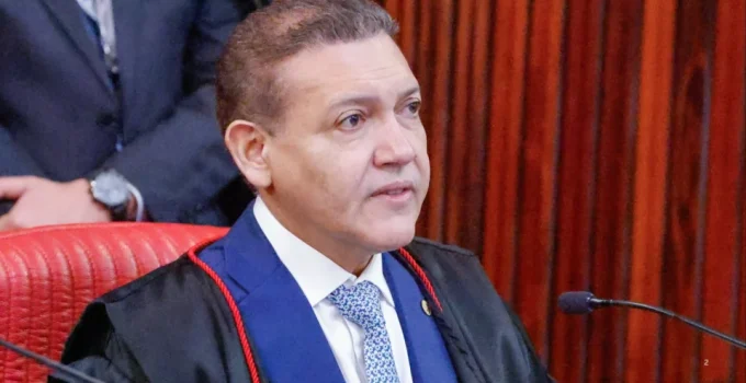 Nunes Marques suspende jornal sindical a pedido da campanha de Flávio Bolsonaro