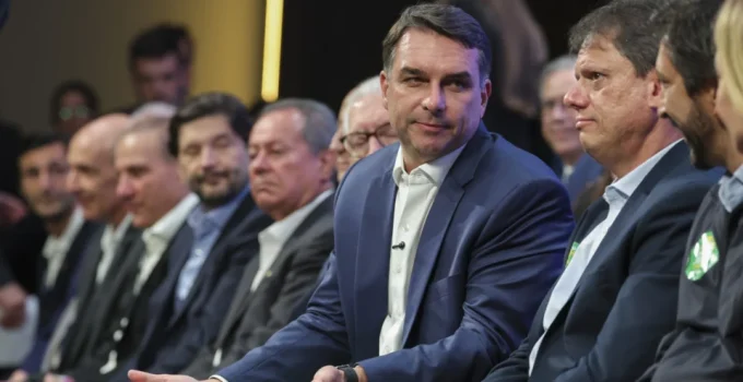Flávio Bolsonaro promete 'mais Tarcísios e Danis' em seu governo e critica adversários