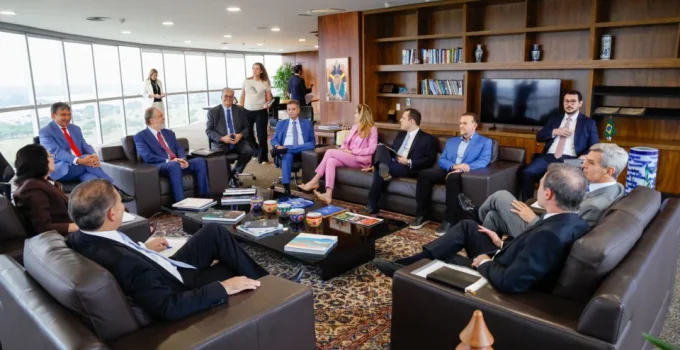 Campanha de Lula promete colaborar com TSE, mas reage a ataques