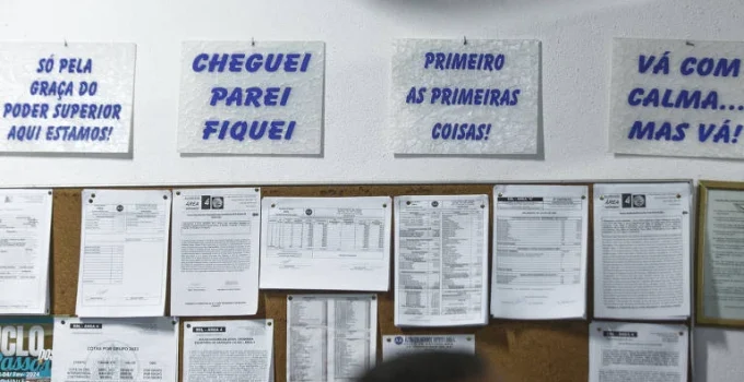 O 'Sober Curious': Jovens e influenciadores debatem o consumo de álcool para diversão e buscam alternativas mais saudáveis