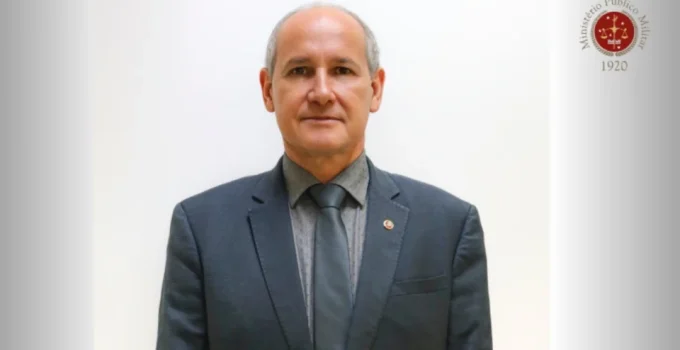 Procurador-Geral Militar condecorado após pedir perda de patente de Bolsonaro