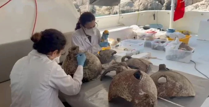 Descoberto o naufrágio mais antigo do mundo na costa da Turquia Descoberto o naufrágio mais antigo do mundo na costa da Turquia
