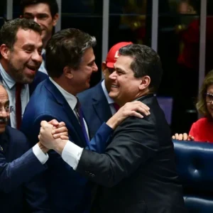 Alcolumbre comemora aprovação do fim da escala 6x1: 'Eu não falei que ia dar certo?'