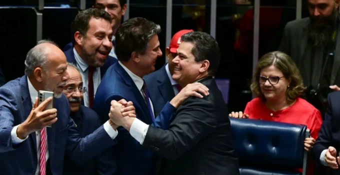 Alcolumbre comemora aprovação do fim da escala 6x1: 'Eu não falei que ia dar certo?'